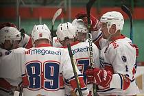 Hokejisté Hlinska si na vlastním ledě hravě poradili se soupeřem z Jaroměře a s tříbodovým náskokem se udrželi v čele krajské soutěže.