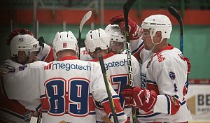 Hokejisté Hlinska si na vlastním ledě hravě poradili se soupeřem z Jaroměře a s tříbodovým náskokem se udrželi v čele krajské soutěže.