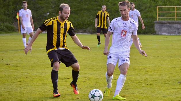 Hradečtí fotbalisté (v bílém) v tuzemském poháru postoupili do 3. kola, když zvítězili 2:0 na půdě divizní Březové.