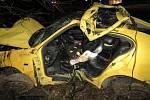 Dvacetiletý řidič zemřel dnes v noci u Káranic na Hradecku.