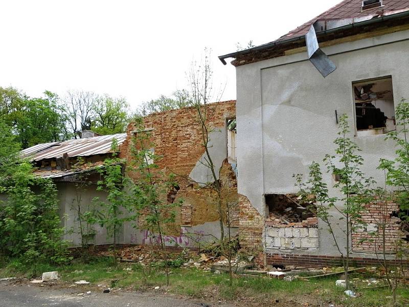 BÝVALÁ RESTAURACE MYSLIVNA nedaleko Chebu se začíná rozpadat. 