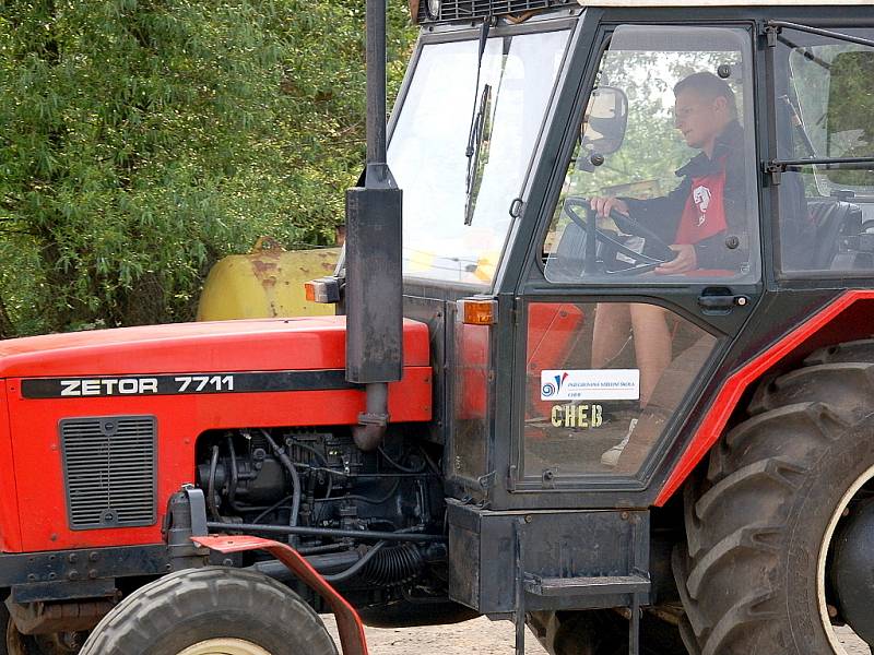 Celkem patnáct soutěžících z pěti středních škol západních Čech se zúčastnilo dalšího Oblastního kola jízdy zručnosti traktorem v Chebu.