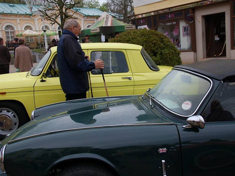 Nablýskané plechové miláčky předvedli majitelé historických automobilů a motocyklů ve Františkových Lázních.