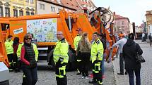 Novou svozovou techniku na odpad, která od dubna bude projíždět městem, představila chebská radnice veřejnosti. Nákup nových vozidel vyšel městskou kasu na dvacet milionů korun.