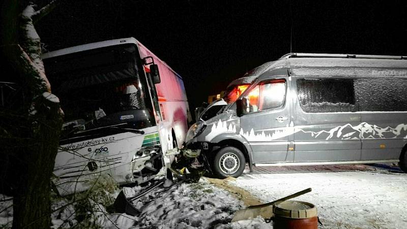 Nehoda dodávky a autobusu u obce Krásná na Chebsku, 4. 12. 2021.
