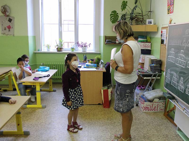 Vysvědčení obdrželi i školáci na 2. základní škole v Chebu.