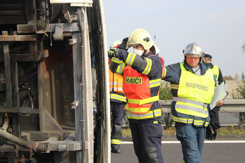 Záchranářské manévry při hromadné nehodě na D6.