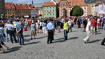 Antikonfliktní tým policie akci na chebském náměstí zklidnil.