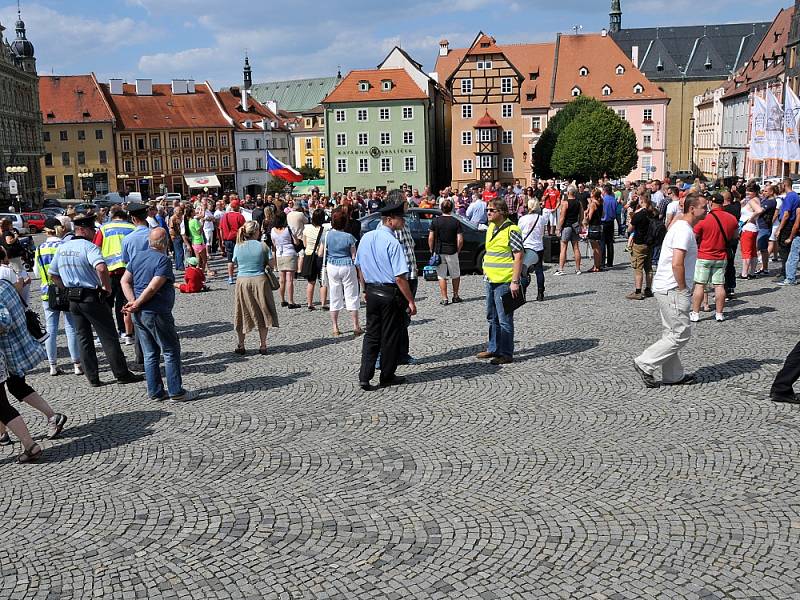 Antikonfliktní tým policie akci na chebském náměstí zklidnil.