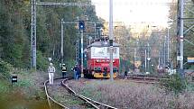 Vlak v blízkosti chebské ulice Antala Staška zranil  muže.  