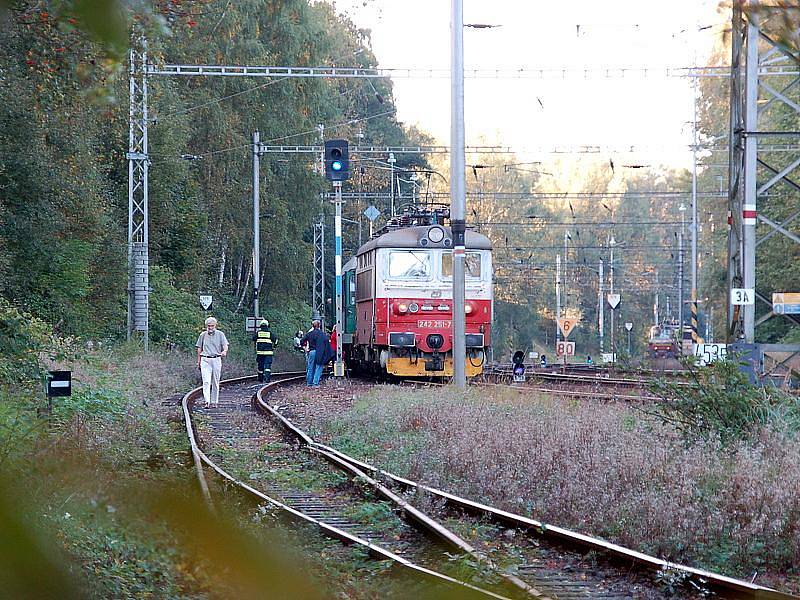 Vlak v blízkosti chebské ulice Antala Staška zranil  muže.  