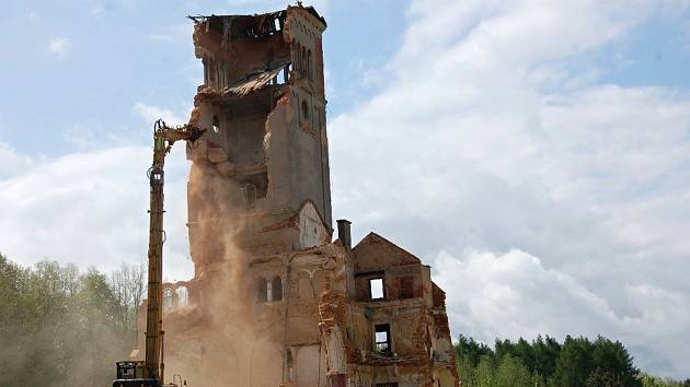 Už tomu bude 6 let, co začala demolice kláštera Milosrdných sester Svatého Kříže v Chebu.
