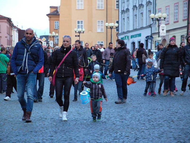 Tradiční lampionový průvod se o víkendu vydal z chebského náměstí do areálu Krajinky. Akci oživil také chebský Mládežnický dechový orchestr. 