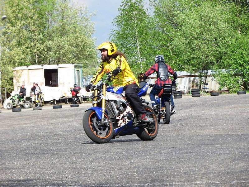 Kaskadérští amatéři z téměř celé republiky se sjeli na takzvaný Stuntplac v Dolních Dvorech u Chebu.