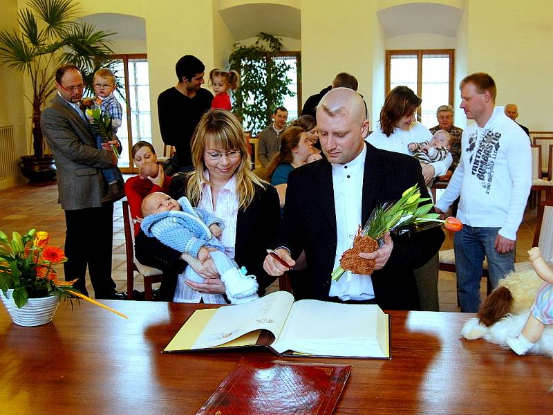 DVANÁCT NOVÝCH OBČÁNKŮ přivítaly v prostoru obřadní síně pracovnice Městského úřadu Cheb.