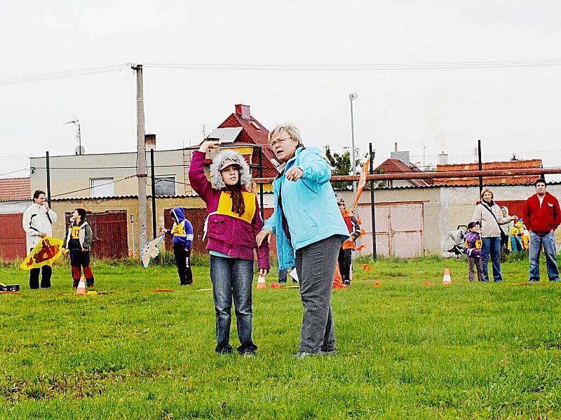 Opět přišel podzim a opět se na fotbalovém hřišti v Chebu – Hájích sešli příznivci létacích draků. Dům dětí a mládeže (DDM) Sova Cheb zde pořádal již tradiční Drakiádu.