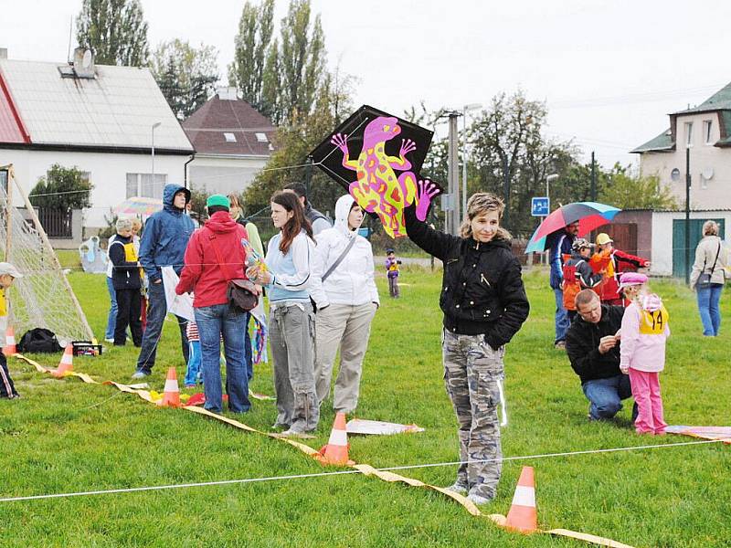 Opět přišel podzim a opět se na fotbalovém hřišti v Chebu – Hájích sešli příznivci létacích draků. Dům dětí a mládeže (DDM) Sova Cheb zde pořádal již tradiční Drakiádu.