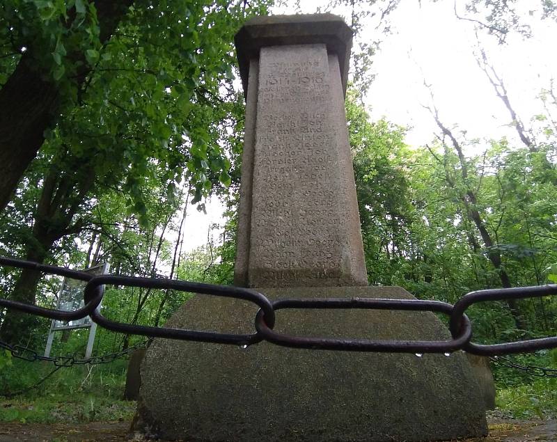 Ruiny barokního kostela svaté Anny se špitálem na Zelené hoře u Chebu  pomalu zarůstají travou, plevelem a nálety.