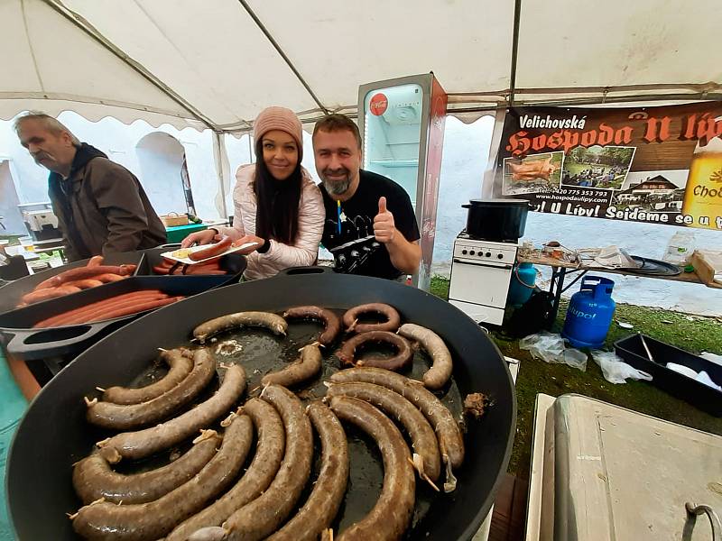 Vůně klobásy, jitrnice, ale i hřejivého svařáku, který se v chladném počasí hodil a příjemně zahřál. Tak to v sobotu vypadalo na hradu Seebergu, kde se konaly Svatohubertské slavnosti a zabijačkové hody.