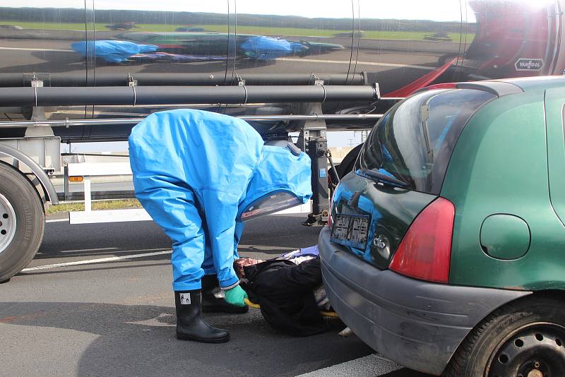 Záchranářské manévry při hromadné nehodě na D6.