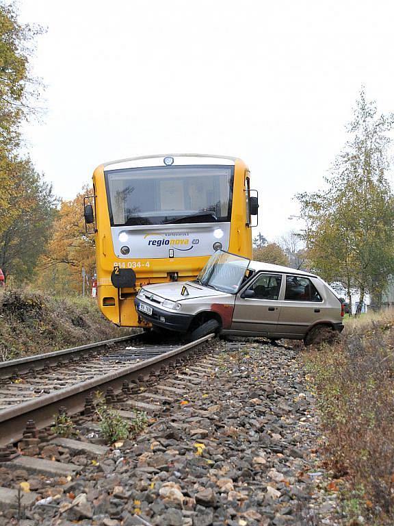 Ke střetu osobního vlaku a automobilu došlo v pátek kolem deváté hodiny ranní v Aši.