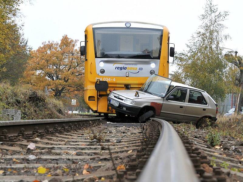 Ke střetu osobního vlaku a automobilu došlo v pátek kolem deváté hodiny ranní v Aši.