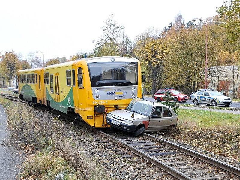 Ke střetu osobního vlaku a automobilu došlo v pátek kolem deváté hodiny ranní v Aši.