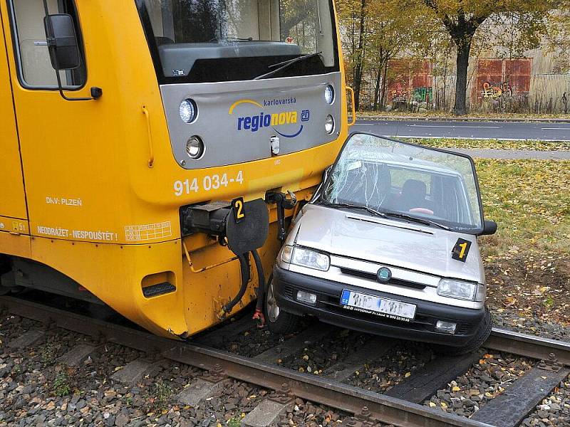 Ke střetu osobního vlaku a automobilu došlo v pátek kolem deváté hodiny ranní v Aši.