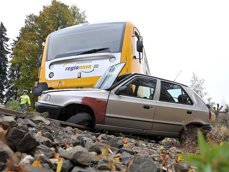 Ke střetu osobního vlaku a automobilu došlo v pátek kolem deváté hodiny ranní v Aši.