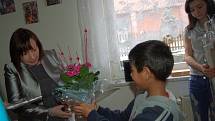 Vlastnoručně vyrobenou mozaikou a kytičkou potěšily děti z SOS dětské vesničky v Karlových Varech Ivanu Zemanovou. Ta SOS dětskou vesničku navštívila v rámci svého programu. 
