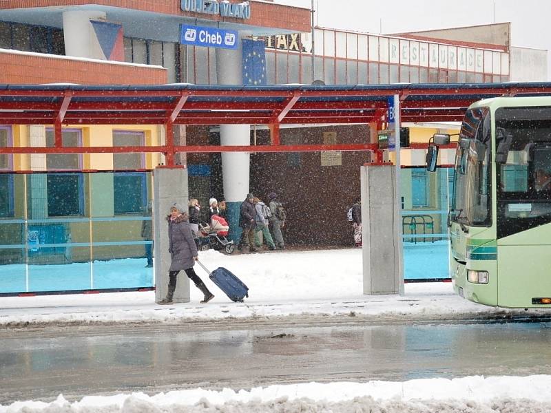 CESTUJÍCÍ NEJEN Z CHEBU si nemohou nový terminál vynachválit. Včera využili hned několika autobusových spojů. 