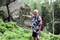 Jen několik kilometrů od Chebu u obce Hazlov se nachází přírodní památka s názvem Goethova skalka. Přírodní památku tvoří skalní útvar 400 metrů dlouhý a 10 metrů široký.  Častým návštěvníkem skaliska je seismolog Milan Brož.