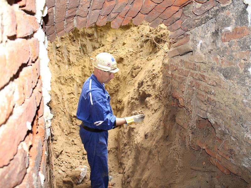 Chodbu, která bude směřovat k sopouchu sopky Komorní hůrky, osadí odborníci zábradlím.