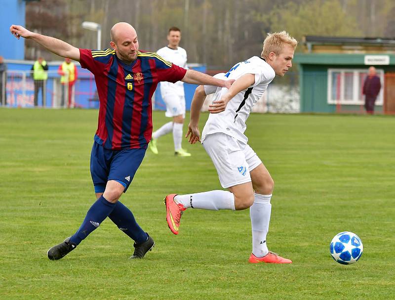 Chebská Hvězda (v bílém) dosáhla v Nové Roli na výhru 2:0.