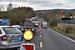 Několikakilometrové fronty na hraničním přechodu v Pomezí nad Ohří rozčilují stále více řidičů.