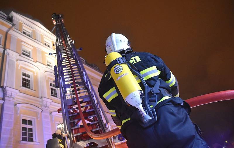 Z místa požáru hotelu.