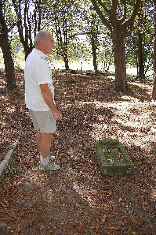 Obec Krásná obnovuje hřbitov v zaniklé obci Újezd
