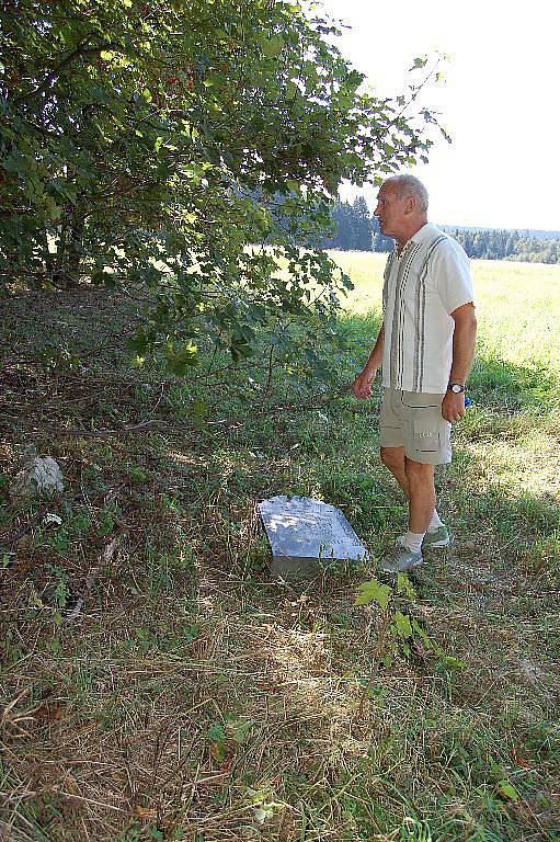 Obec Krásná obnovuje hřbitov v zaniklé obci Újezd