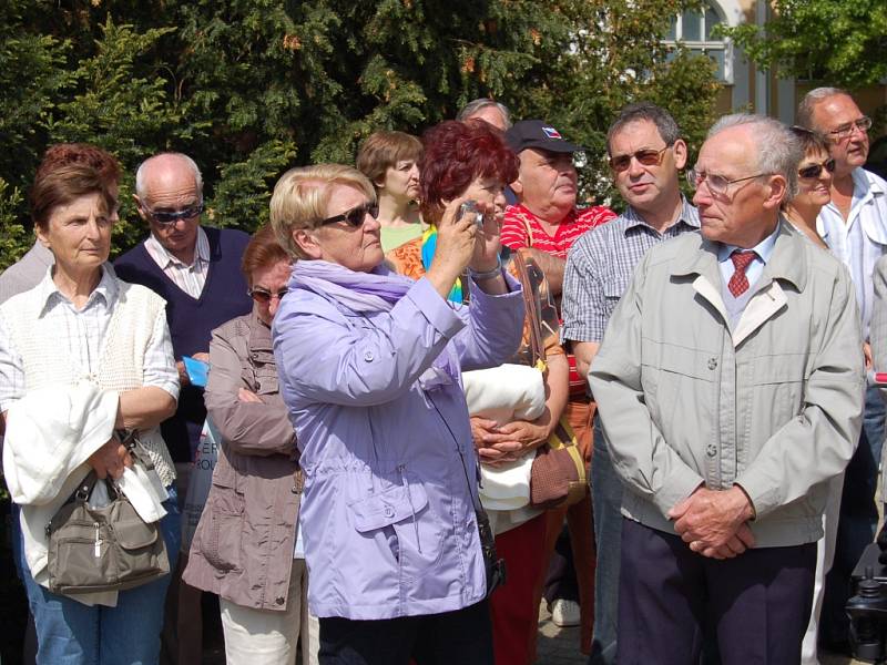  Start do lázeňské sezóny mají za sebou  úspěšně také Františkovy Lázně. V krásném, slunečném počasí se pobavily tisícovky hostů. Mezi nimi si užíval také politik Jiří Paroubek. 