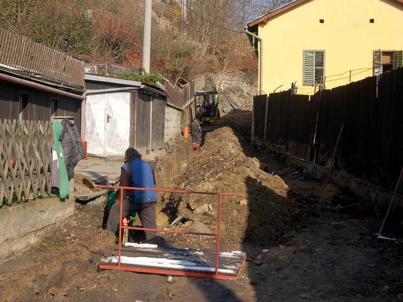 NA ÚPRAVĚ LEVÉHO břehu Ohře a blízkého okolí se pracuje stále. 