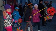 Tradiční lampionový průvod se o víkendu vydal z chebského náměstí do areálu Krajinky. Akci oživil také chebský Mládežnický dechový orchestr. 
