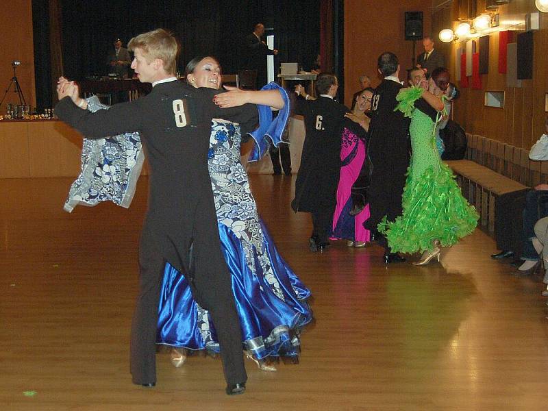 Postupová soutěž ve sportovním tanci se udála v chebském Produkčním centru Kamenná.