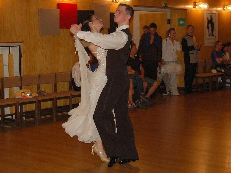 Postupová soutěž ve sportovním tanci se udála v chebském Produkčním centru Kamenná.