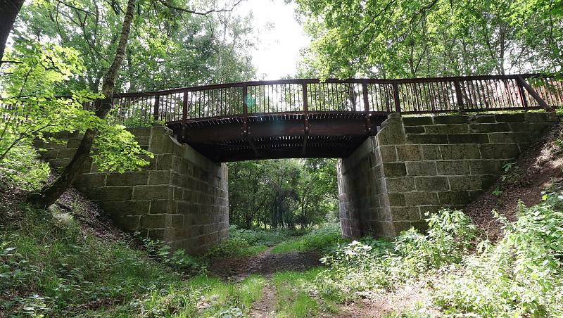 První vlak přijel do Chebu po dnes zrušené železnici, trať slouží cyklistům