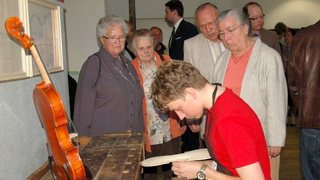 SOUČÁSTÍ VÝSTAVY HOUSLÍ v Marktredwitz byla i ukázka ruční výroby nástroje, tu předvedl žák Michal Rácz. 