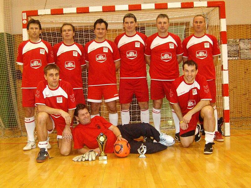 V tělocvičně sokolovského gymnázia se uskutečnil pod patronací reprezentanta Petra Jiráčka futsalový turnaj veteránů