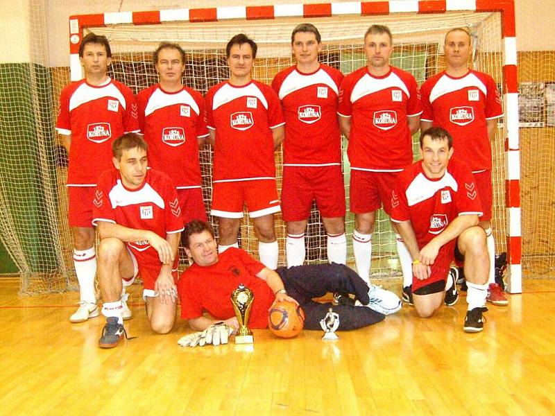 V tělocvičně sokolovského gymnázia se uskutečnil pod patronací reprezentanta Petra Jiráčka futsalový turnaj veteránů