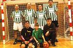 V tělocvičně sokolovského gymnázia se uskutečnil pod patronací reprezentanta Petra Jiráčka futsalový turnaj veteránů