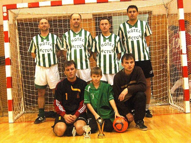 V tělocvičně sokolovského gymnázia se uskutečnil pod patronací reprezentanta Petra Jiráčka futsalový turnaj veteránů