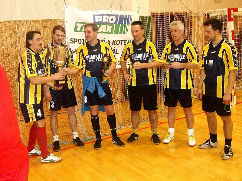 V tělocvičně sokolovského gymnázia se uskutečnil pod patronací reprezentanta Petra Jiráčka futsalový turnaj veteránů